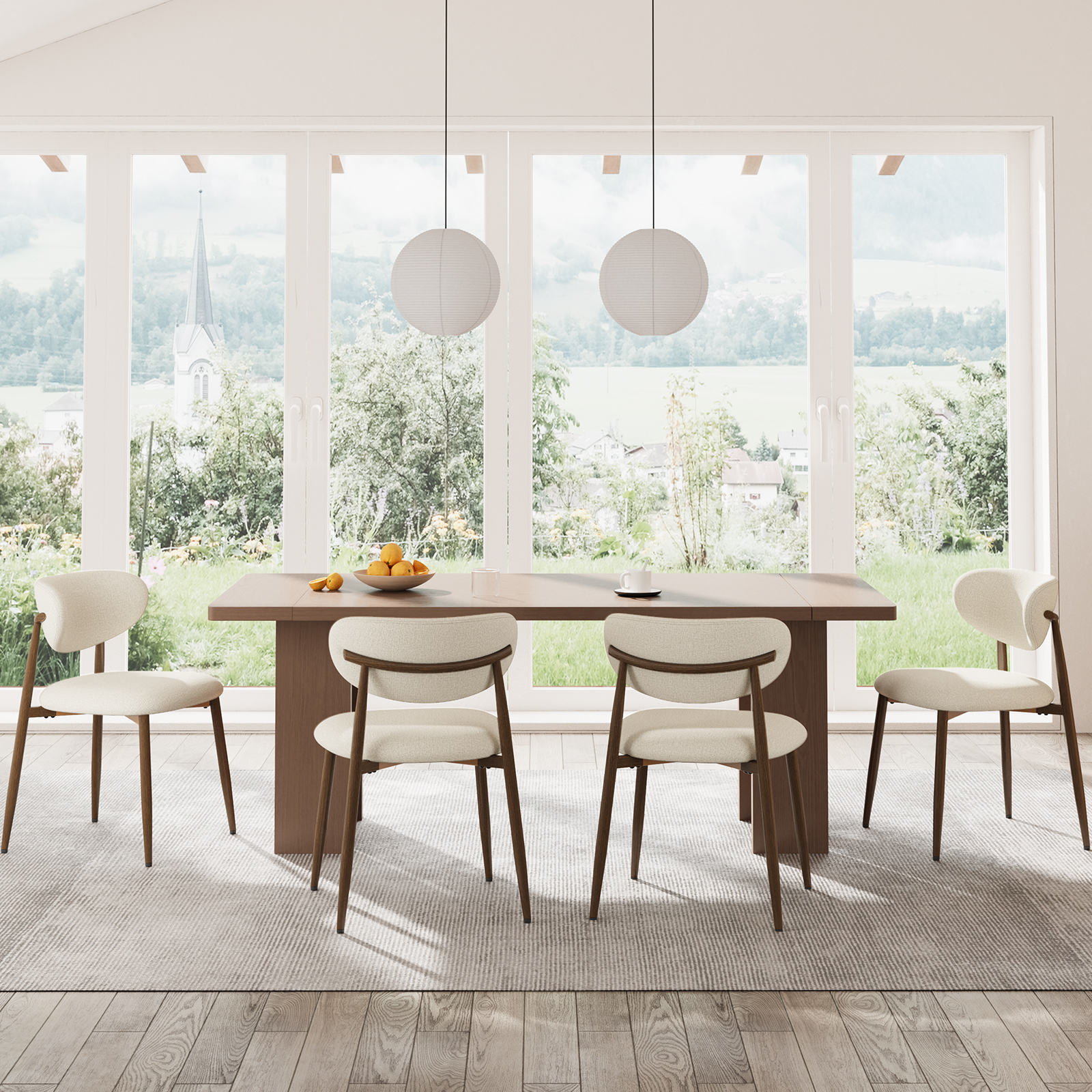 Sala da pranzo con tavolo in legno e quattro sedie bianche davanti a grandi finestre.