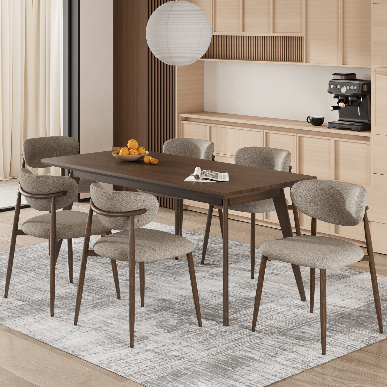 Moderno set da pranzo con tavolo in legno scuro, sedie grigie e cucina sullo sfondo.