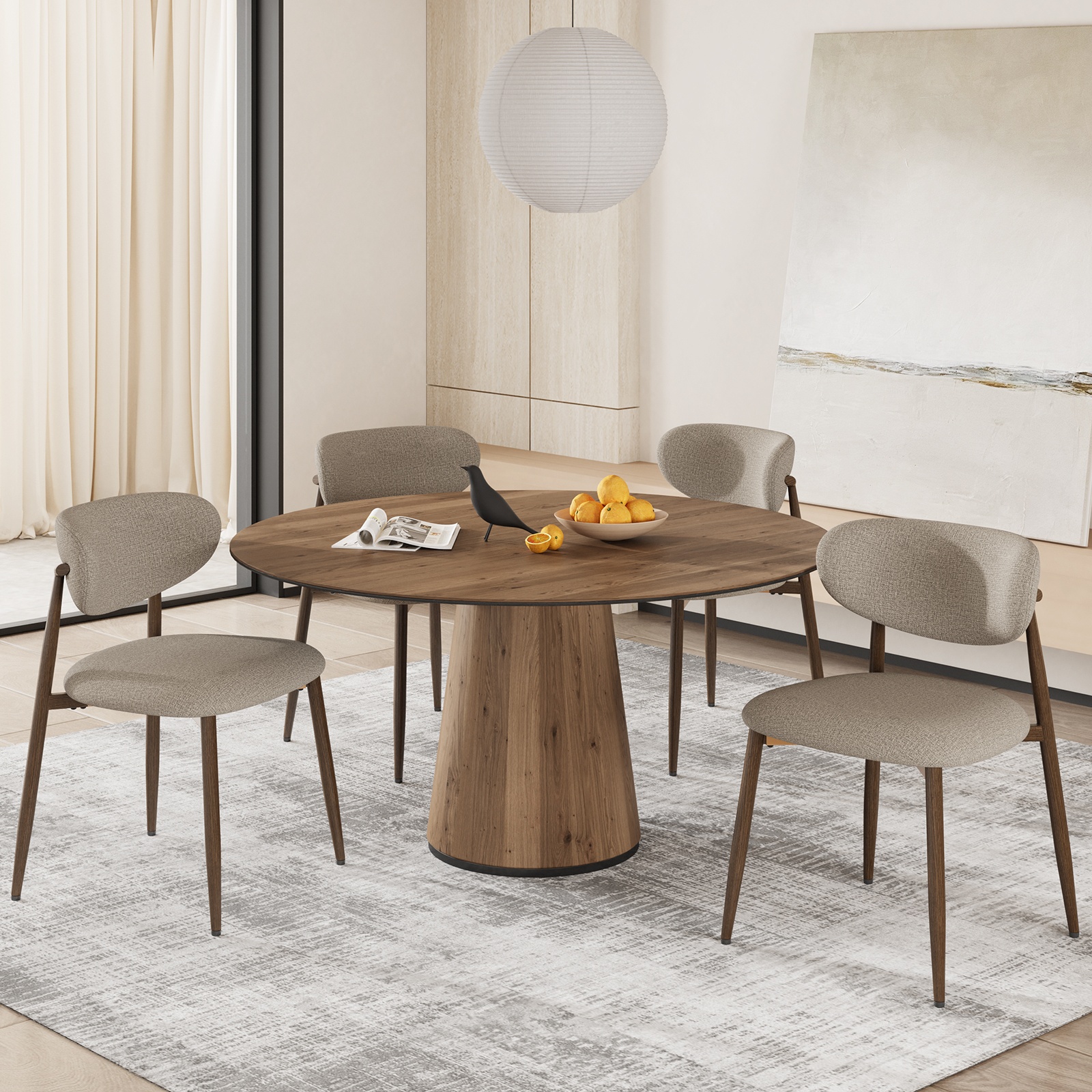Un tavolo rotondo in legno con quattro sedie grigie si trova su un tappeto in una sala da pranzo moderna.