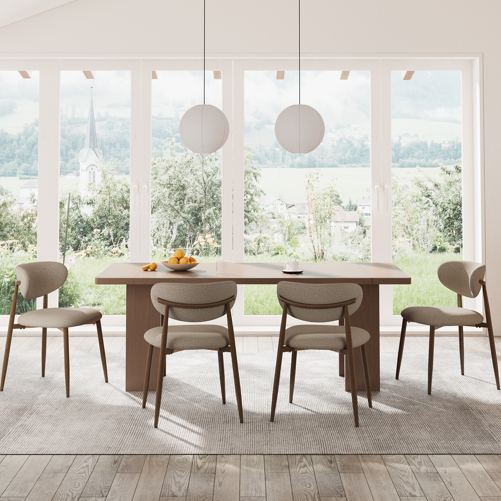 Un tavolo da pranzo in legno con quattro sedie e due lampade a sospensione sferiche si trova davanti a una grande finestra panoramica.