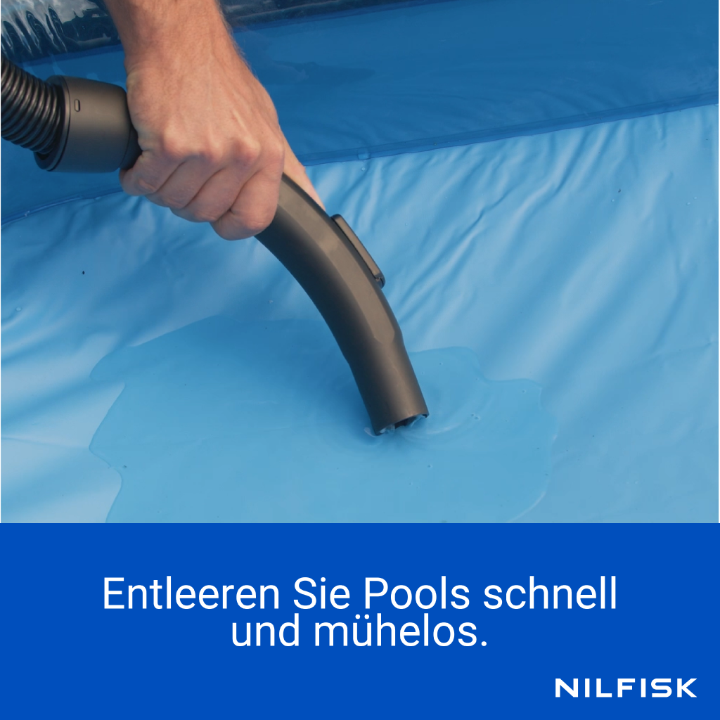 Eine Hand hält einen Saugschlauch, der Wasser aus einem blauen Pool abpumpt.