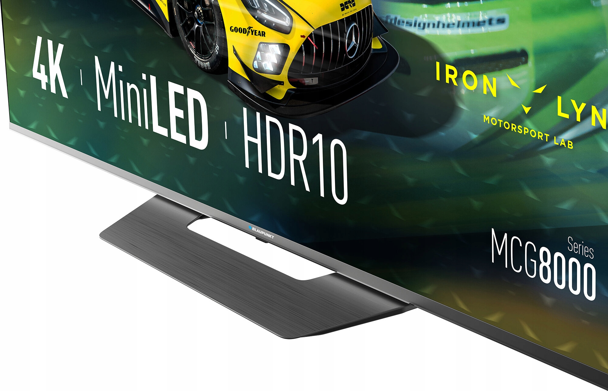 Ekran telewizora przedstawia samochód wyścigowy z napisem 4K MiniLED HDR10 Series MCG8000.