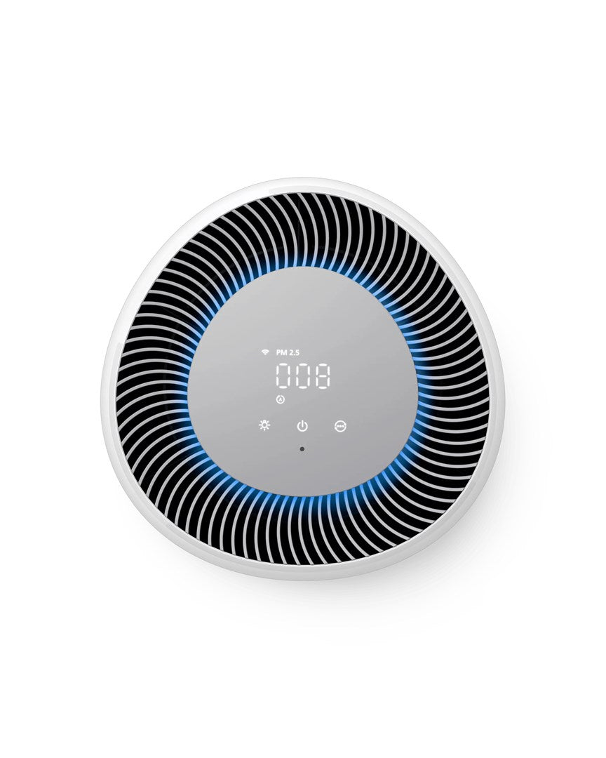 Vista dall'alto di un purificatore d'aria bianco rotondo con griglia a spirale nera, display digitale 008 e luce blu.