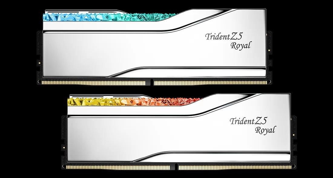 Dwa srebrne moduły RAM Trident Z5 Royal z lśniącymi kryształowymi radiatorami na czarnym tle.