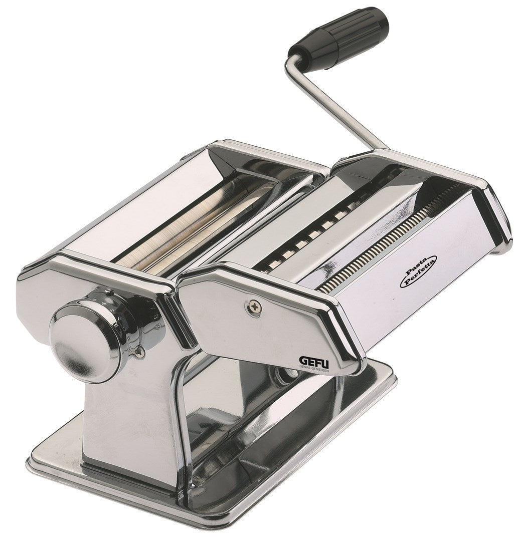 Eine silberne Nudelmaschine aus Edelstahl mit Kurbelgriff auf weißem Hintergrund.