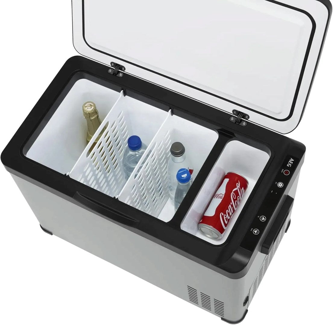 Eine geöffnete tragbare Kühlbox mit Getränken aufgeteilt in Fächer.