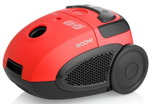 Ein kompakter roter und schwarzer 800W Staubsauger auf weißem Hintergrund.