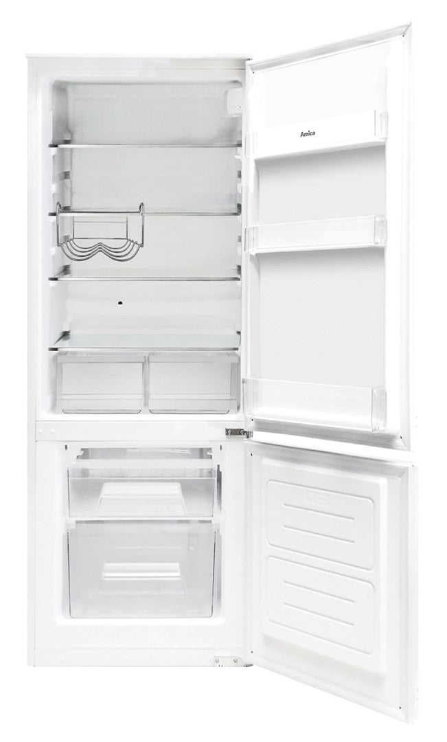Ein weißer Amica-Kühlschrank mit geöffneten Türen zeigt Glasböden, Türfächer und transparente Schubladen.