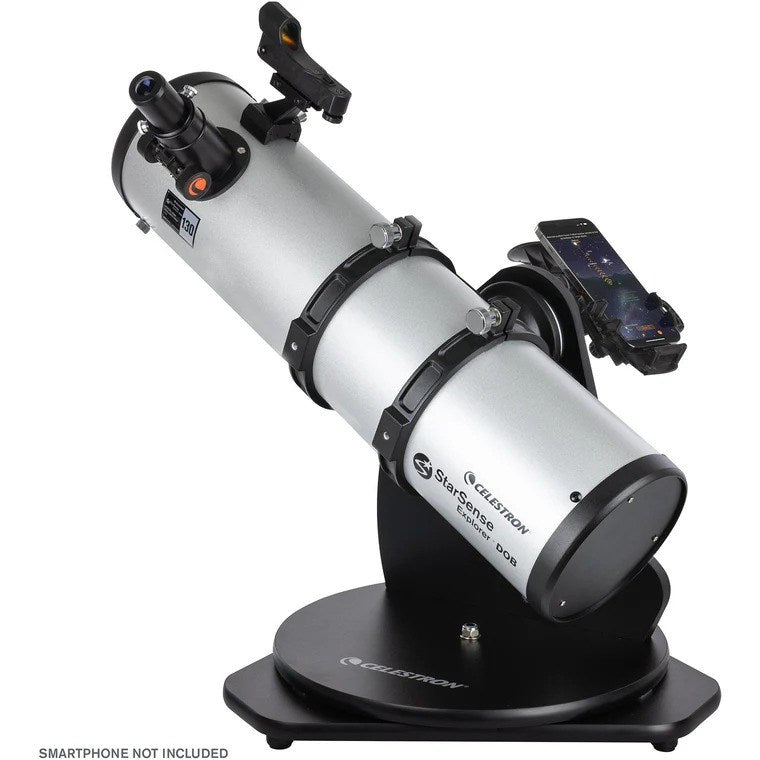 Silbernes Celestron StarSense Explorer Teleskop auf einem runden schwarzen Sockel mit Smartphone-Halterung.