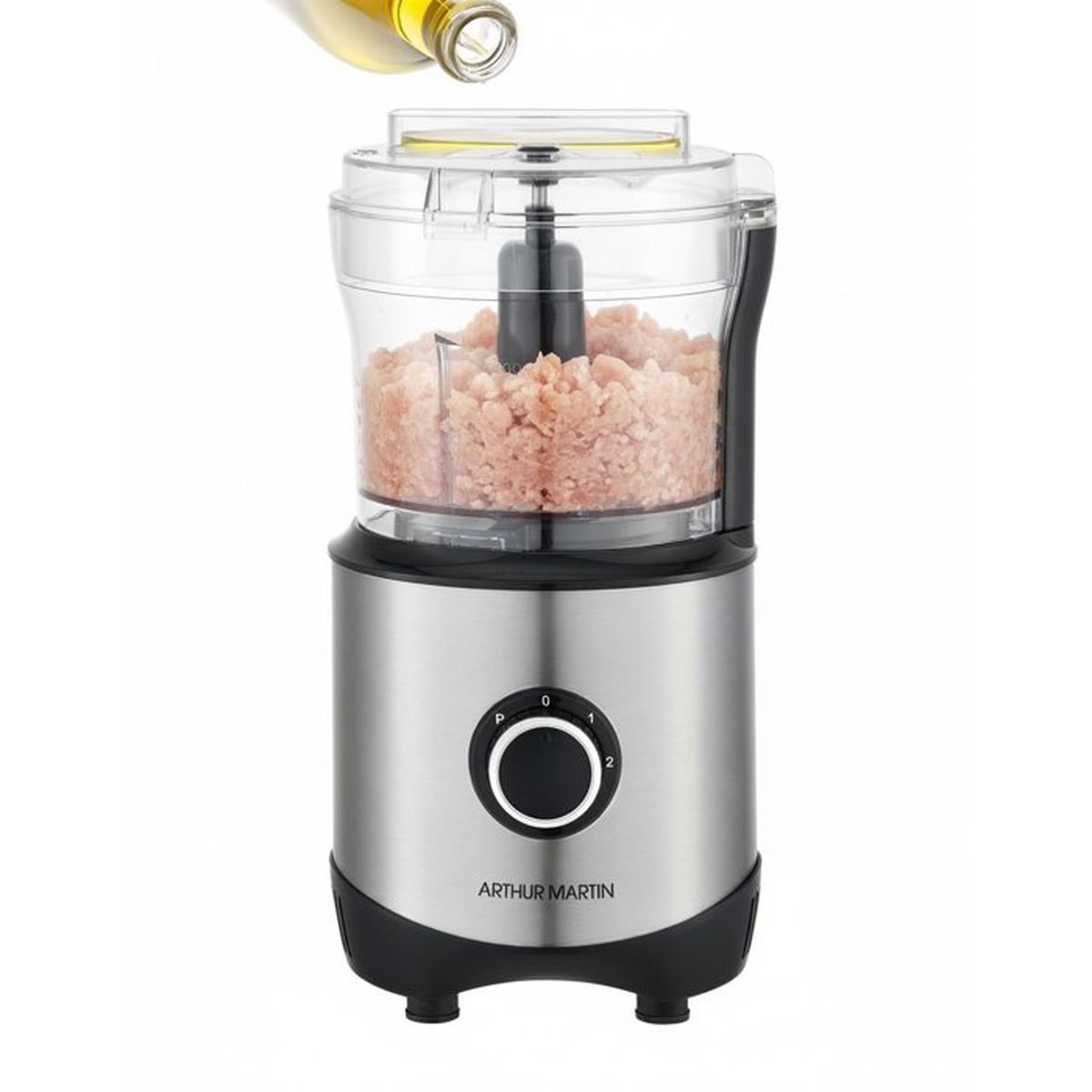 L'olio viene versato in un robot da cucina Arthur Martin con carne macinata.