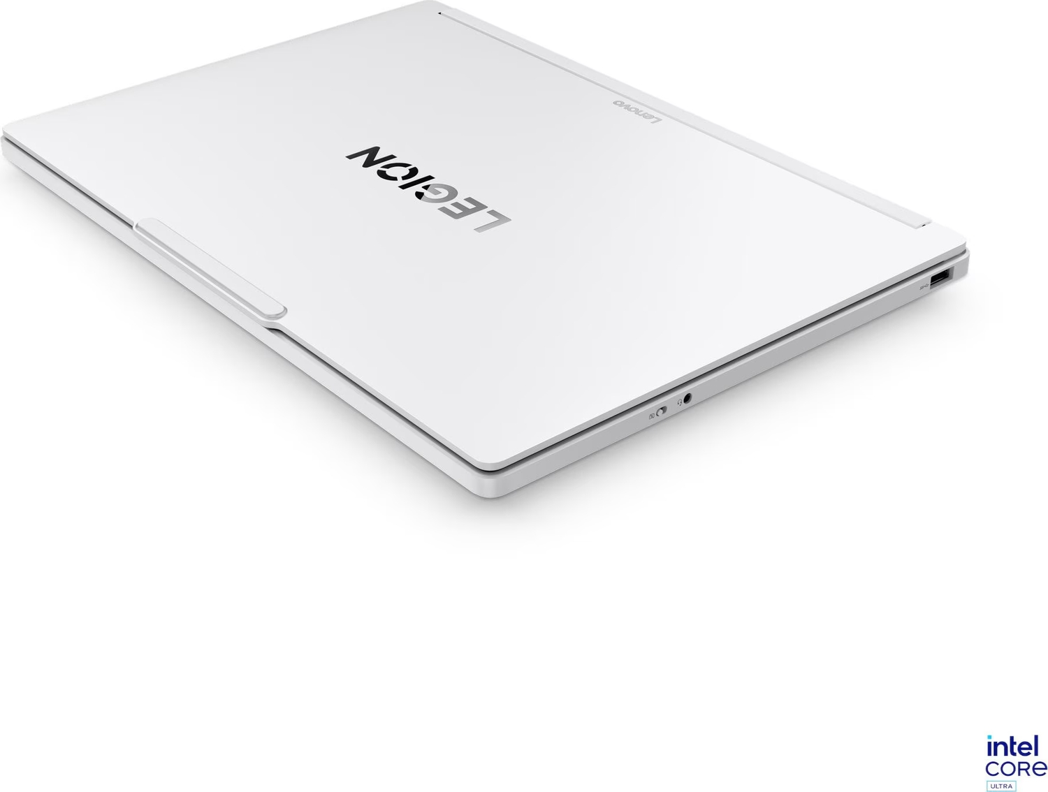 Beyaz arka planda kapalı beyaz bir Lenovo Legion dizüstü bilgisayar, köşesinde Intel Core Ultra logosu ile.