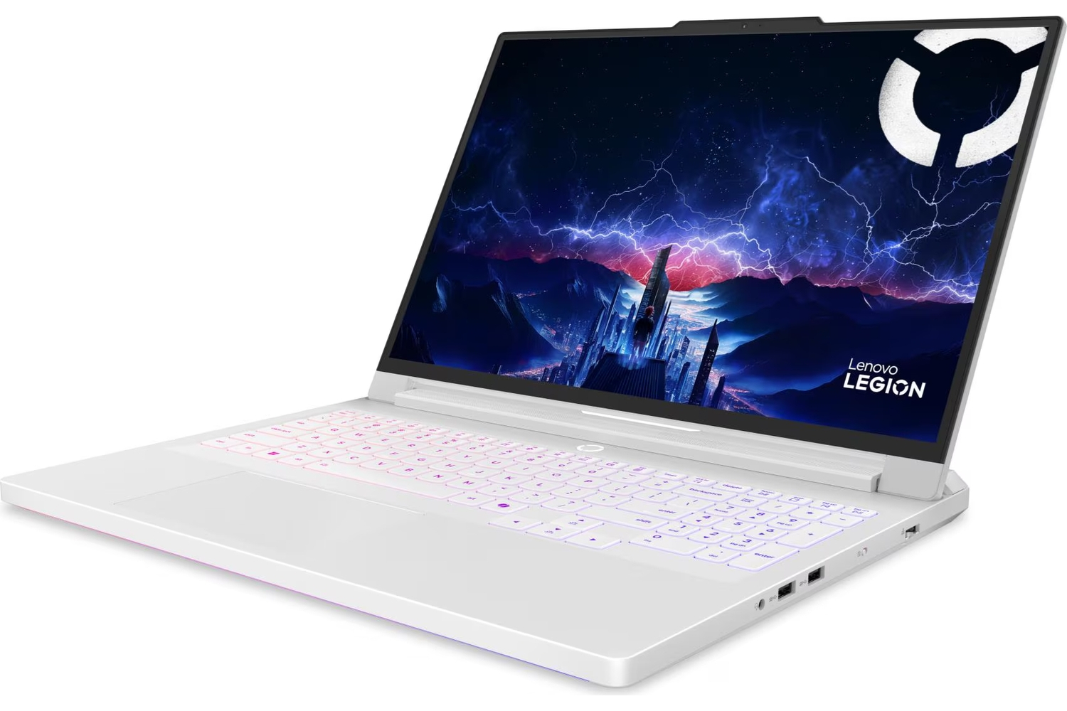 Arkadan aydınlatmalı klavyeye ve şehir üzerinde fırtına gösteren ekrana sahip beyaz bir Lenovo Legion dizüstü bilgisayar.