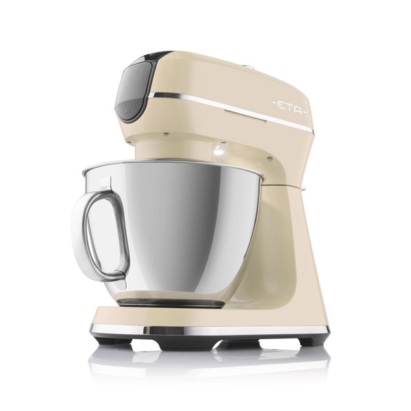 Eine beigefarbene Küchenmaschine mit Silberschüssel und Griff vor weißem Hintergrund.