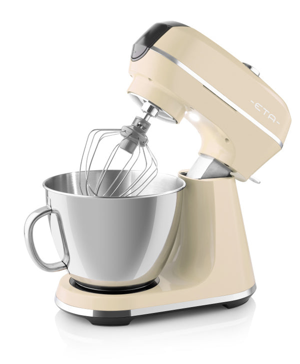 Beigefarbene Küchenmaschine mit Edelstahl-Rührschüssel und Schneebesen auf weißem Hintergrund.