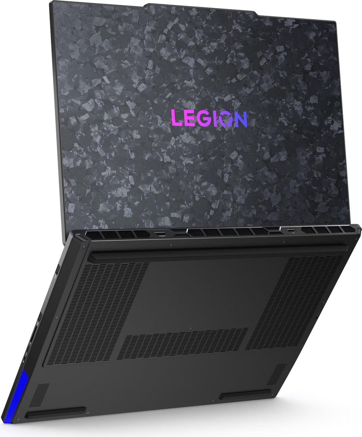 Altından ve arkasından görünen siyah bir dizüstü bilgisayar, karbon dokulu kapağı ve renkli LEGION logosuyla.