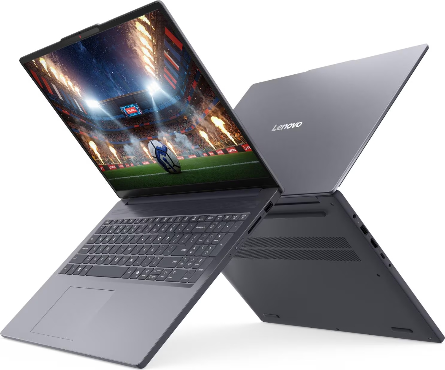 İki gri Lenovo dizüstü bilgisayar, biri ekranda futbol maçı gösteren açık, diğeri markalı arka kapağı gösteren kapalı.