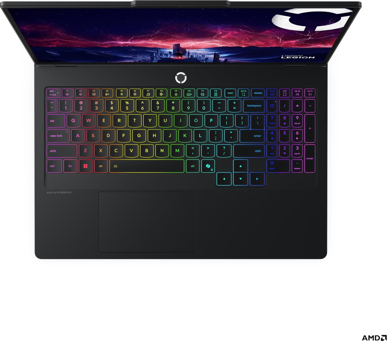 Aydınlatmalı RGB klavyeye ve gece bir şehri gösteren ekrana sahip siyah dizüstü bilgisayarın üstten görünümü.