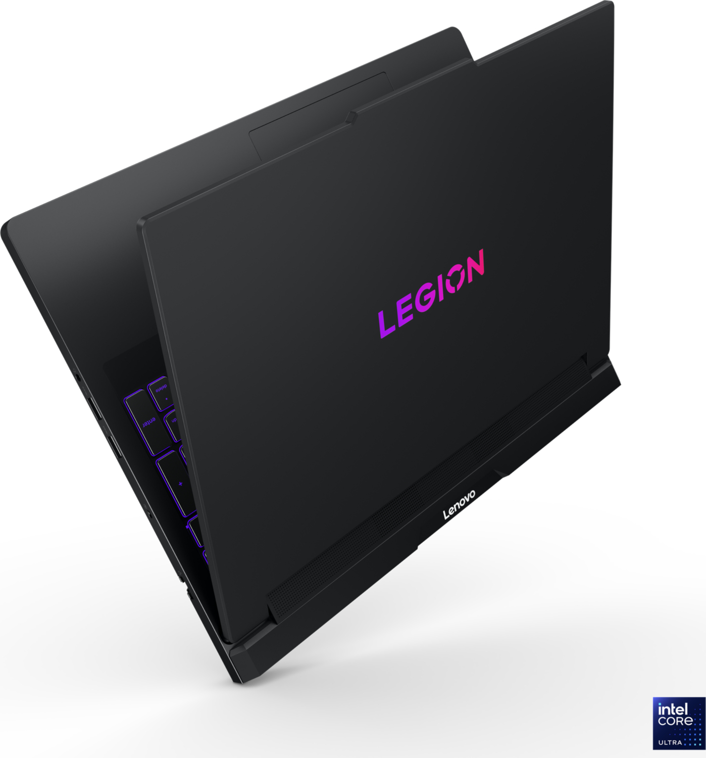 Kapağında pembe logo bulunan siyah bir Lenovo Legion dizüstü bilgisayar, beyaz arka planda hafif aralık.