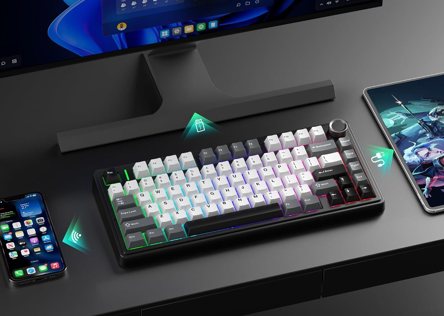 Klawiatura mechaniczna na ciemnym biurku połączona z monitorem, tabletem i smartfonem.