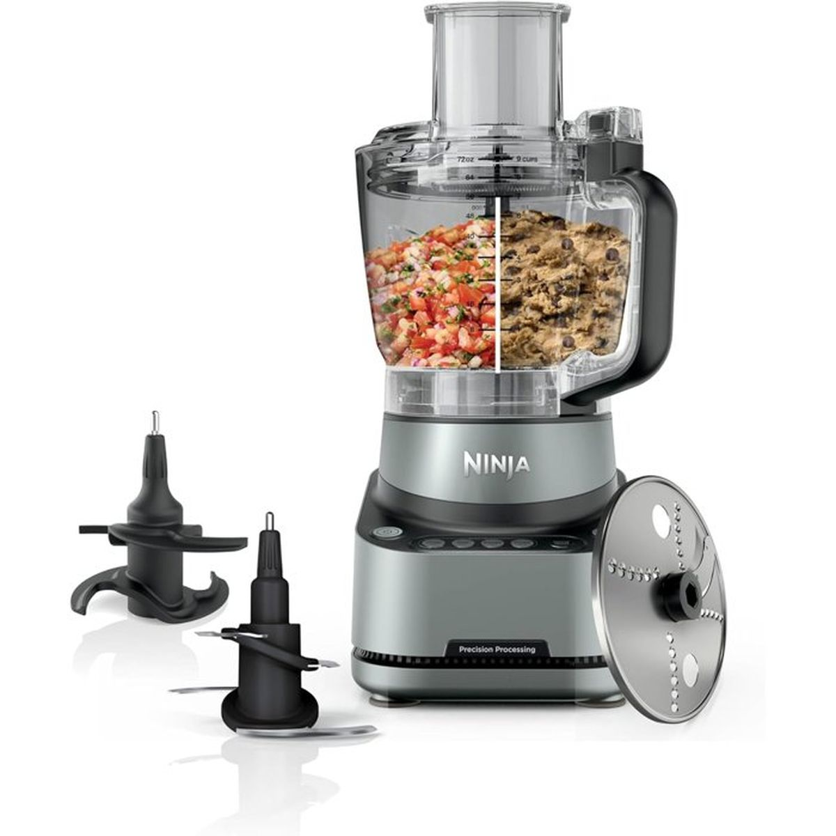 Robot da cucina Ninja argentato con accessori e contenitore pieno su sfondo bianco.