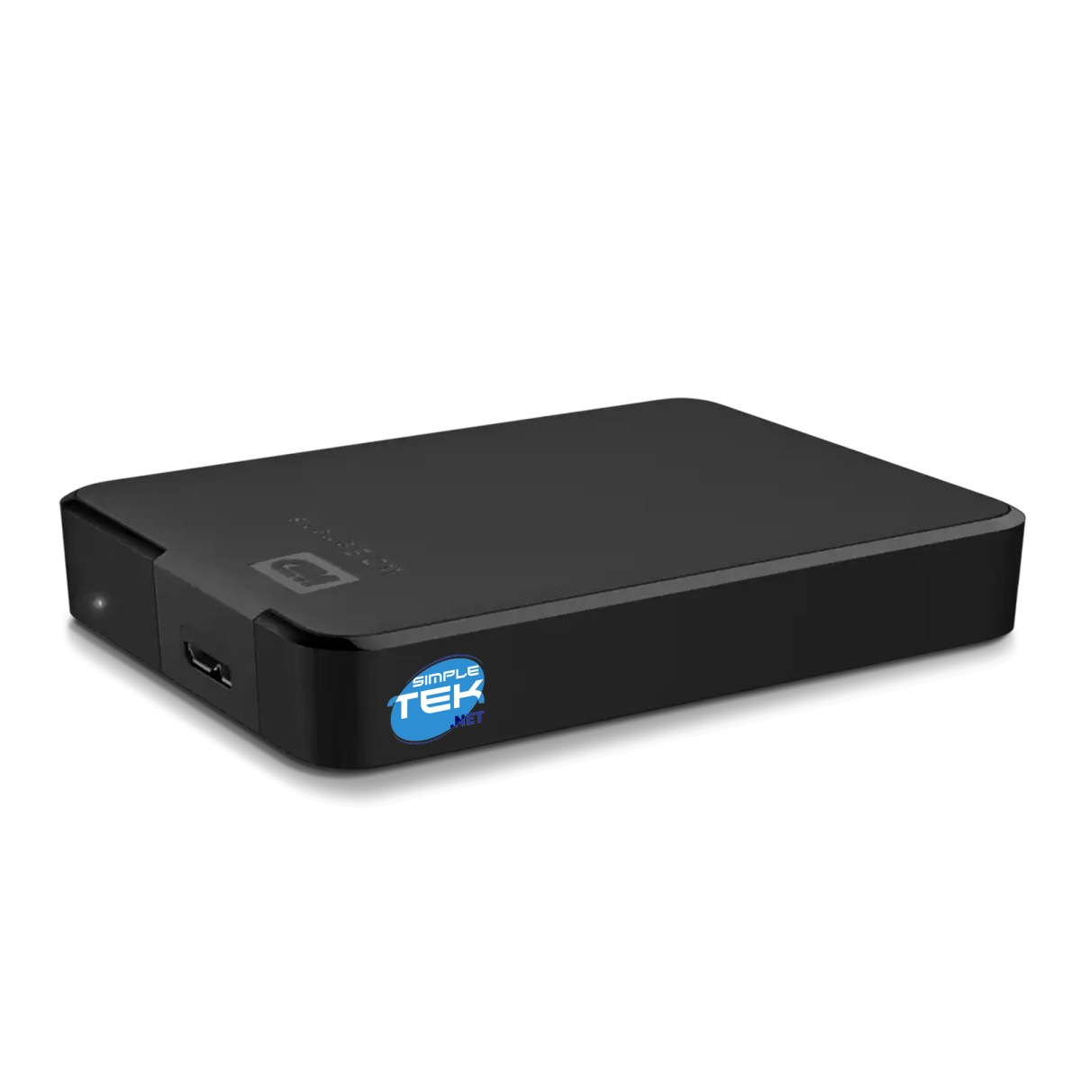 Un hard disk esterno nero con adesivo blu e porta USB, su sfondo bianco.