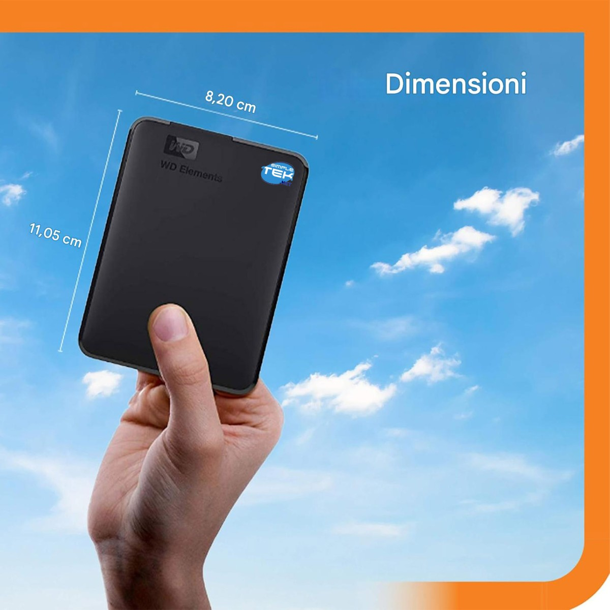 Una mano regge un hard disk esterno nero contro un cielo azzurro, mostrando dimensioni di 8,20 cm per 11,05 cm.