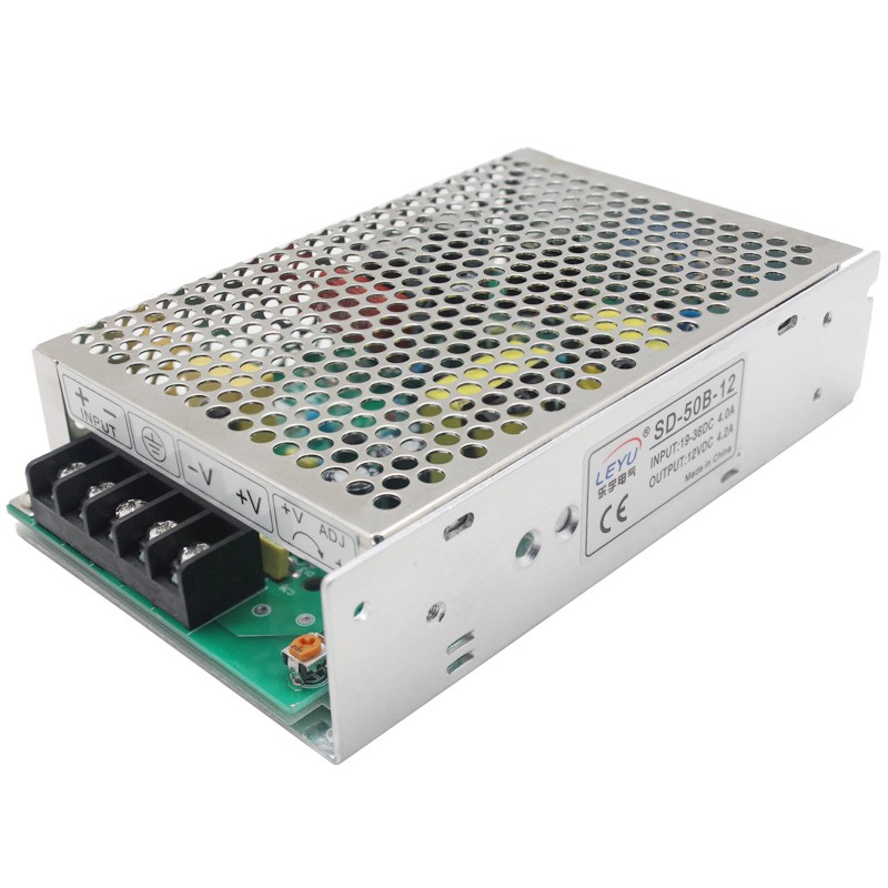 Un alimentatore switching AC-DC in metallo argentato con morsetti a vite.