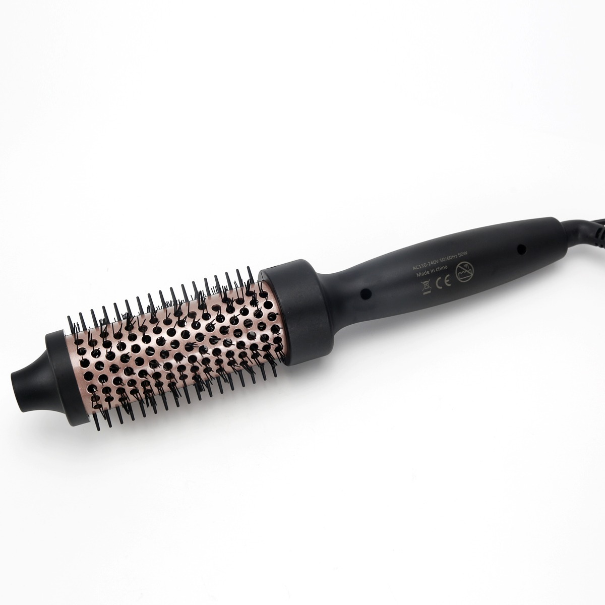 Un cepillo eléctrico para el cabello negro y oro rosa sobre fondo blanco.