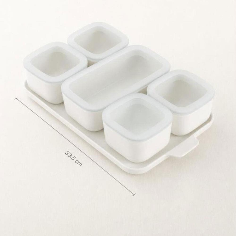 Uyumlu bir tepsi üzerinde beş beyaz kaseden oluşan set, toplam genişlik 33,5 cm, açık renkli arka planda.