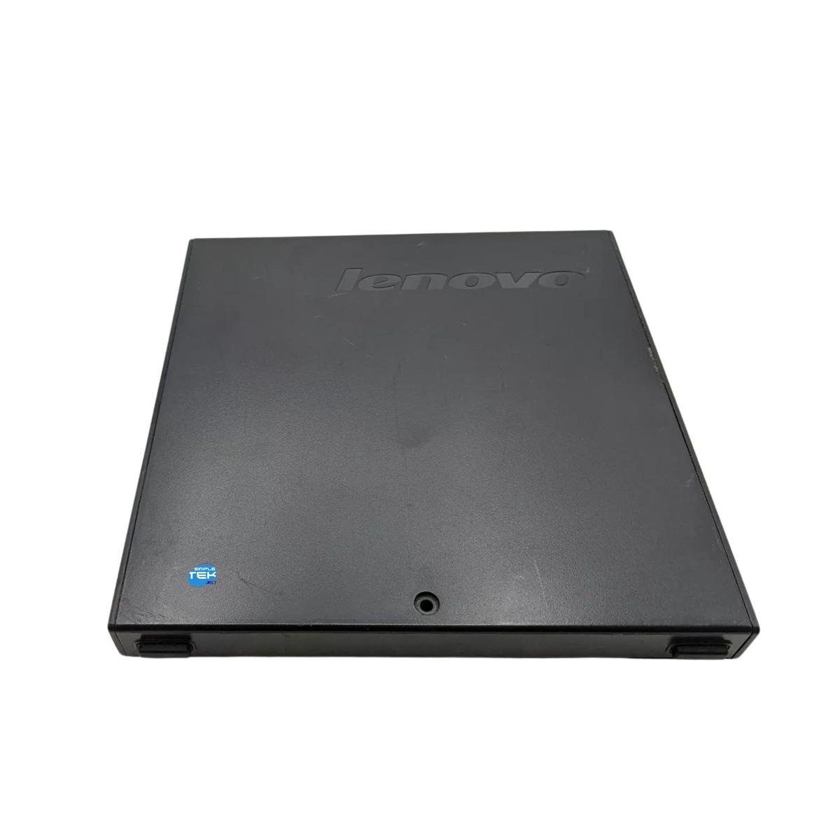 Un case per PC Lenovo nero chiuso con un piccolo adesivo si trova su una superficie bianca.