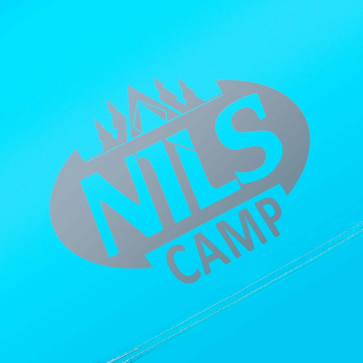 Jasnoniebieske logo NILS CAMP przedstawia wystylizowane drzewa i namiot pośrodku.