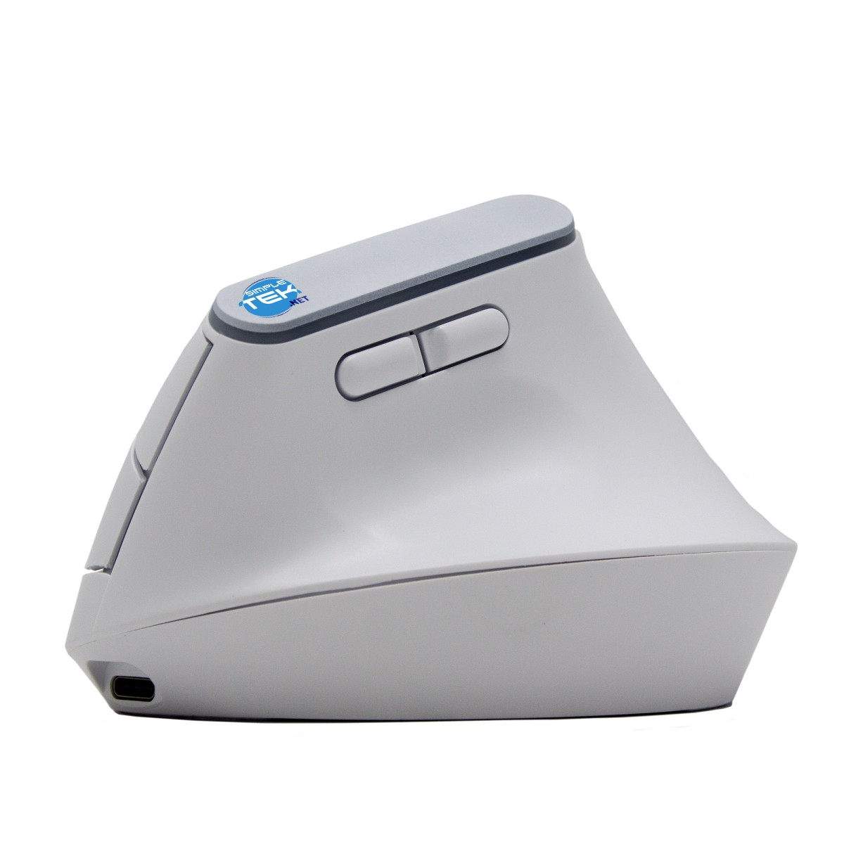Un mouse ergonomico verticale bianco con pulsanti per il pollice e porta USB-C su sfondo bianco.