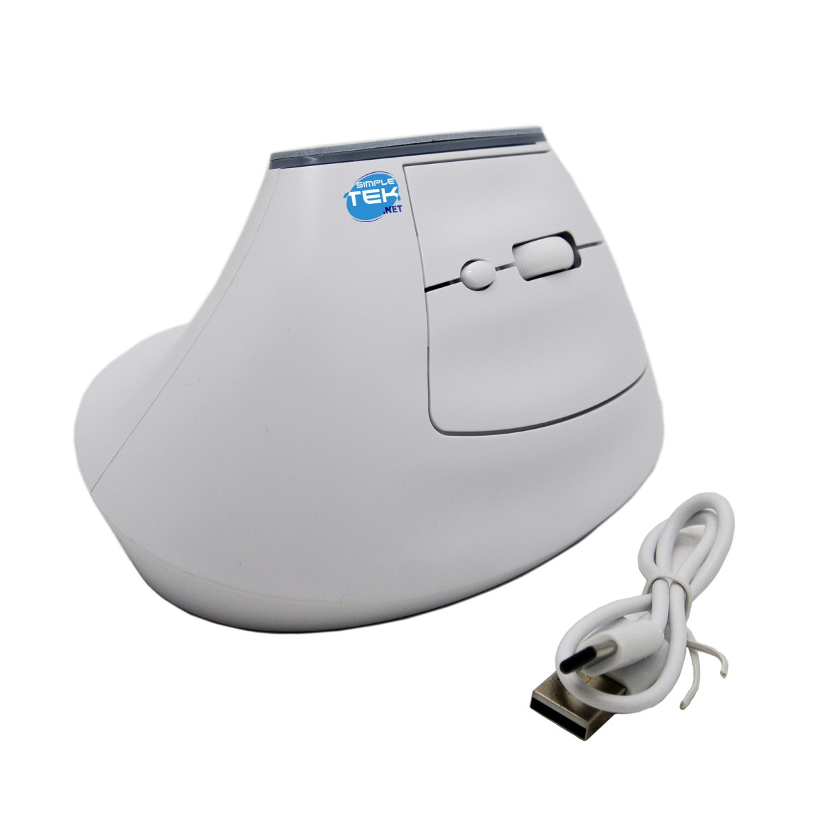 Un mouse ergonomico verticale bianco con logo e cavo di ricarica USB arrotolato su sfondo bianco.