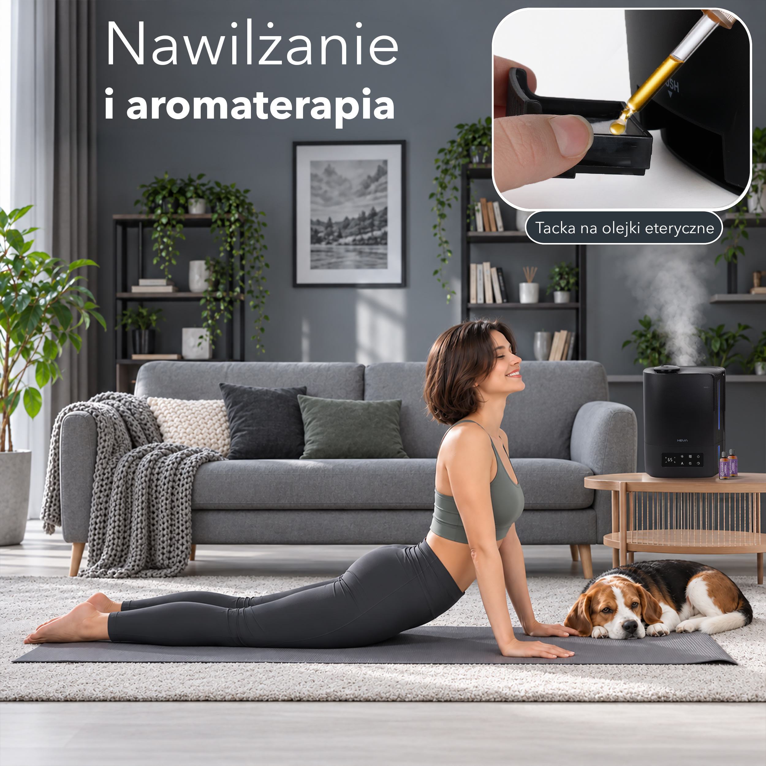 Kobieta robi jogę w salonie, obok leży pies, a na stole paruje nawilżacz.