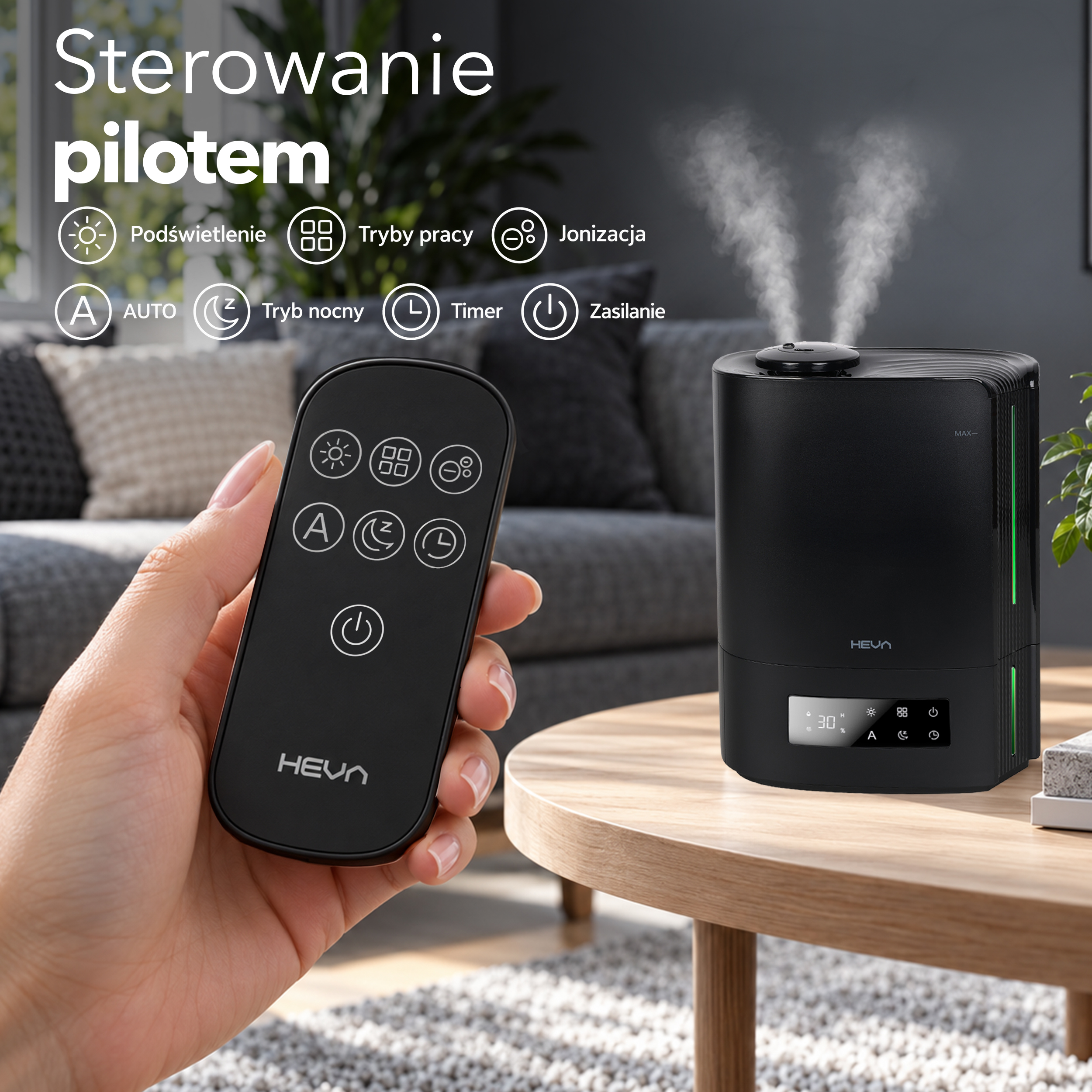 Ręka trzyma czarny pilot, w tle czarny nawilżacz emituje mgiełkę na drewnianym stoliku.