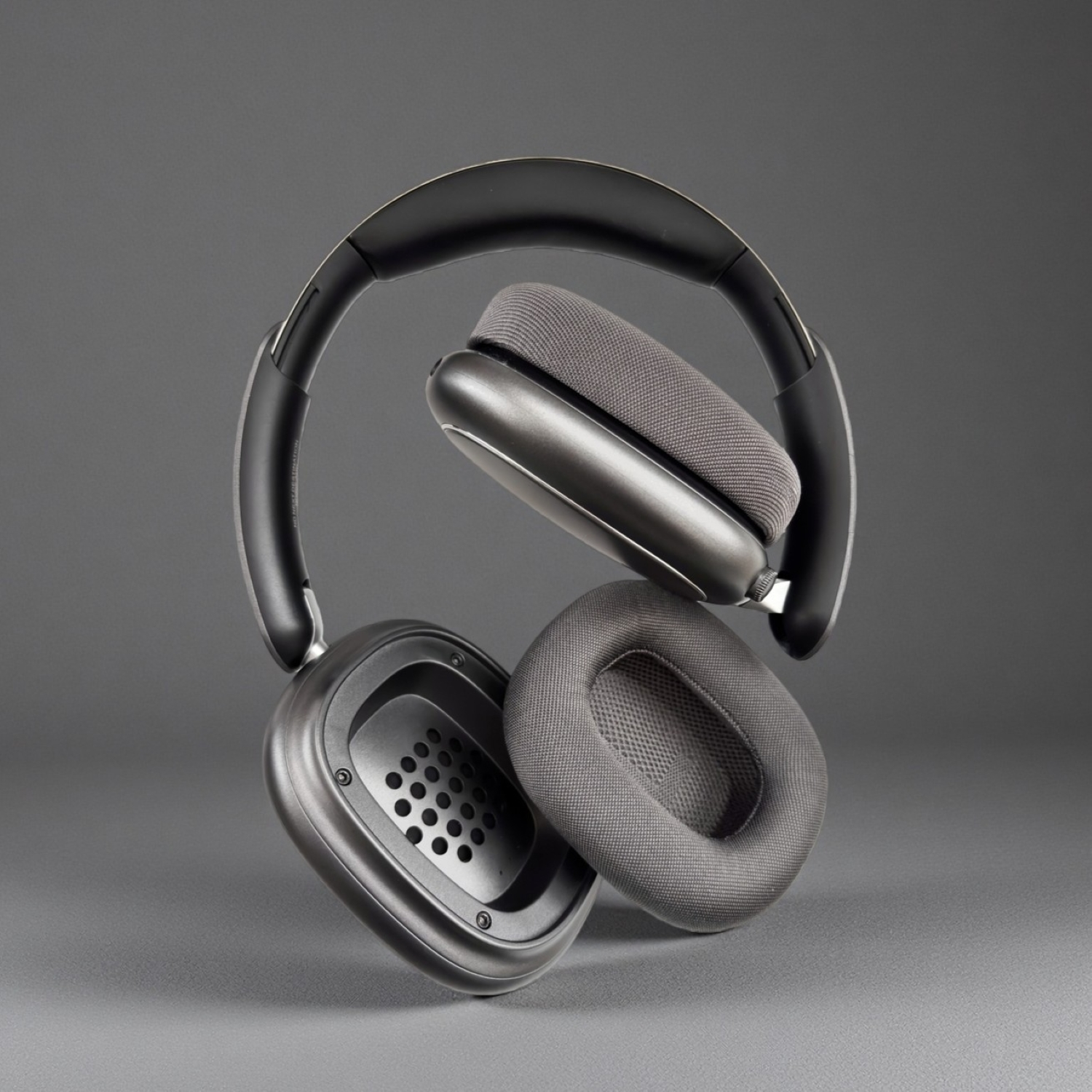 Modernos auriculares grises sobre fondo gris.