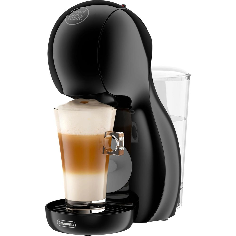 Una macchina da caffè DeLonghi nera con una tazza di vetro di latte macchiato sul vassoio.