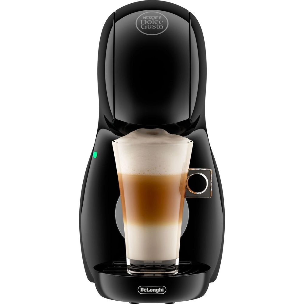 Una macchina da caffè nera DeLonghi Dolce Gusto con una tazza di latte macchiato in vetro sul vassoio.