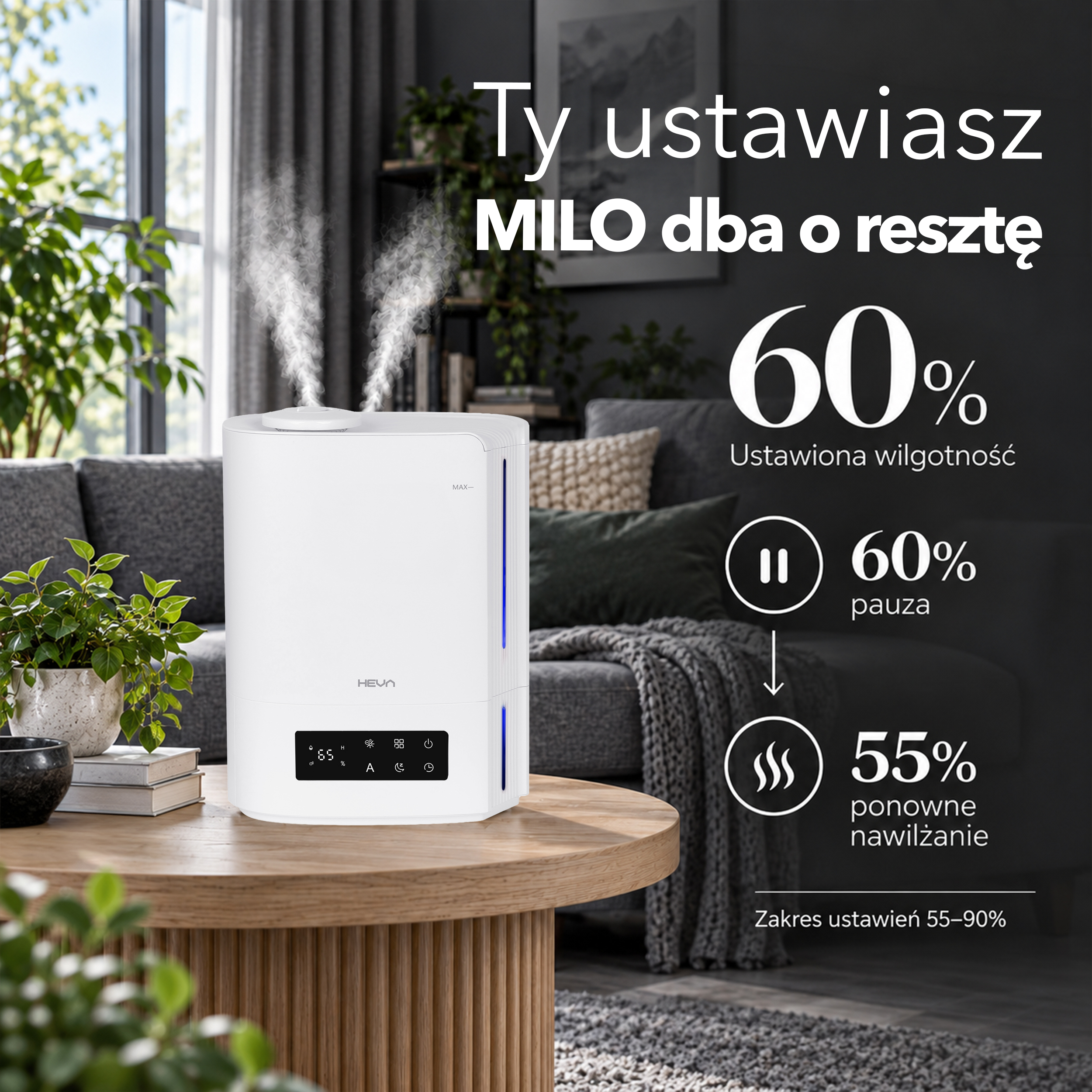 Biały nawilżacz emitujący mgiełkę stoi na drewnianym stoliku w salonie, z napisami objaśniającymi ustawienia wilgotności.