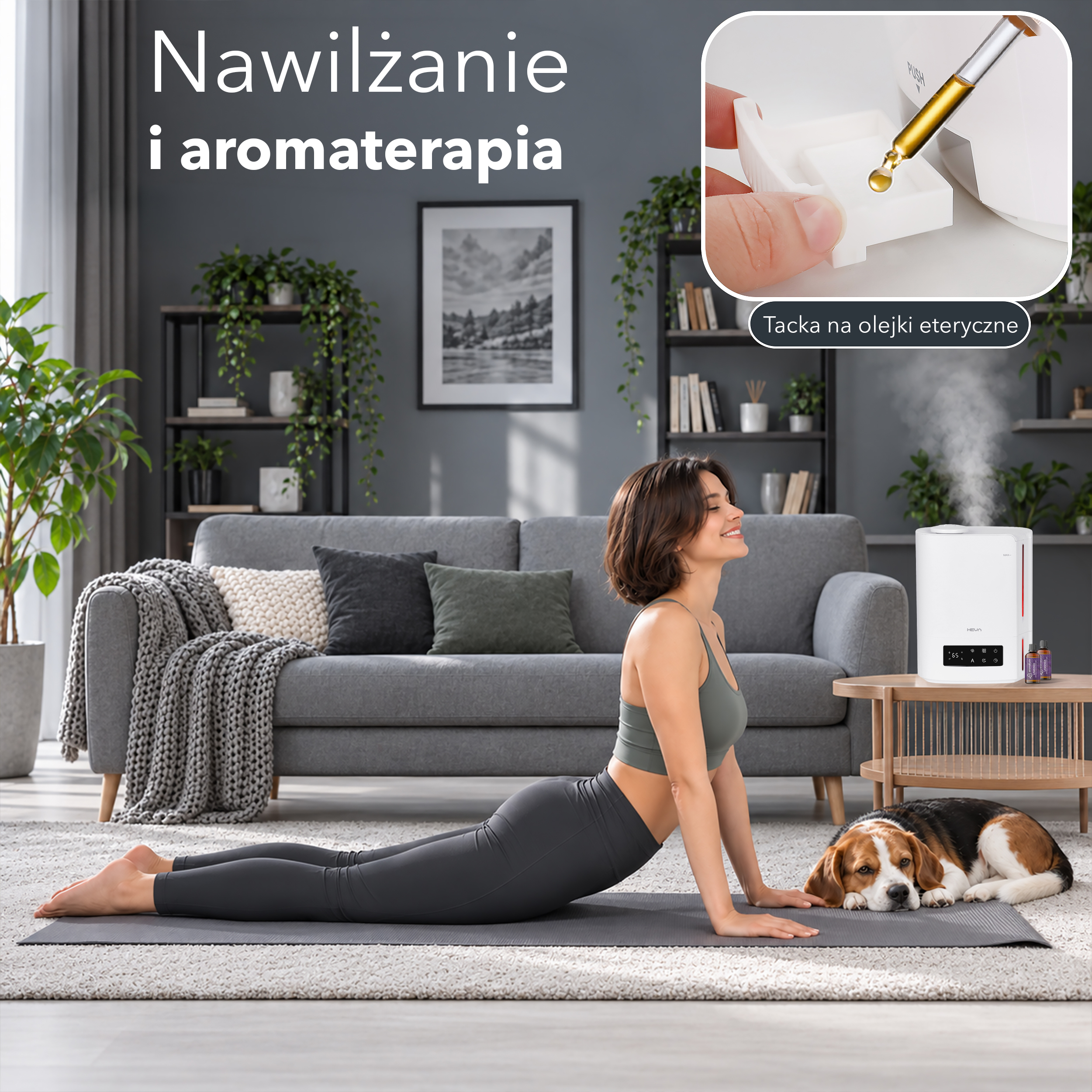 Kobieta robiąca jogę na macie z psem obok, podczas gdy nawilżacz wypuszcza mgiełkę w salonie.