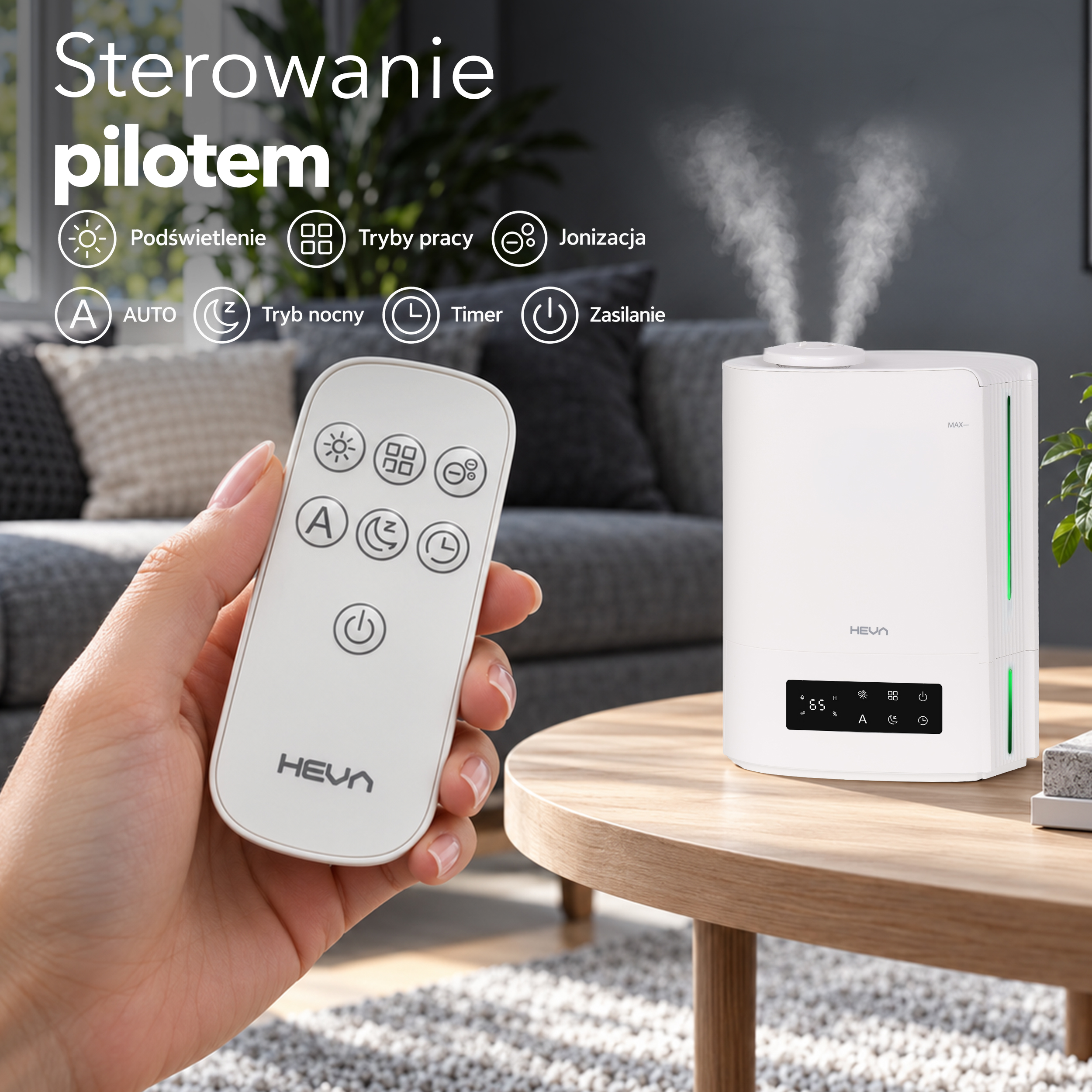 Ręka trzyma biały pilot obok białego nawilżacza emitującego mgiełkę w salonie.