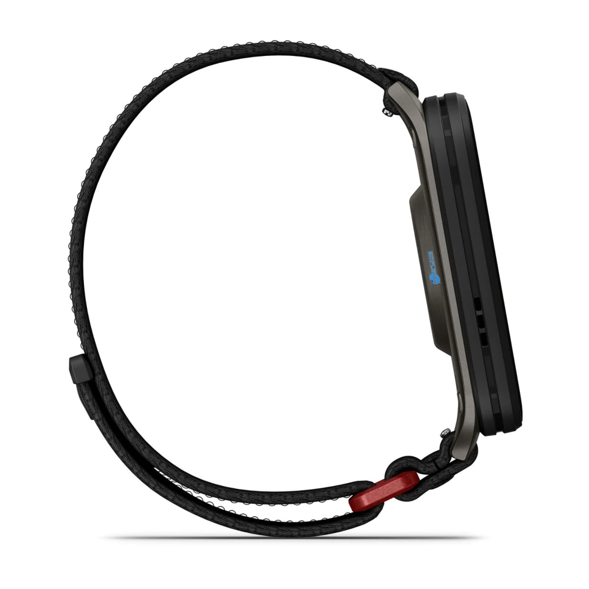 Vista laterale di uno smartwatch nero con cinturino in tessuto e fibbia rossa su sfondo bianco.