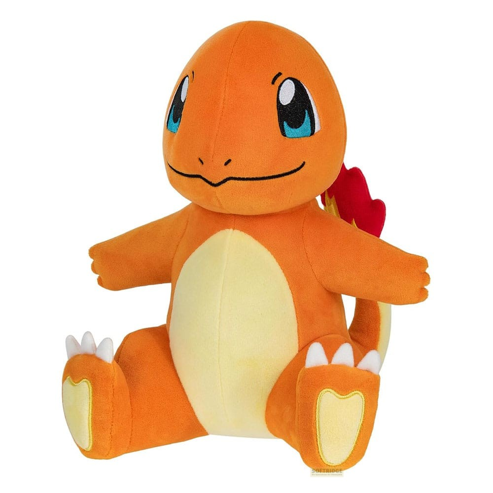 Ein orangefarbenes Charmander-Plüschtier mit cremefarbenem Bauch, blauen Augen und kleiner roter Flamme am Schwanz vor weißem Hintergrund.