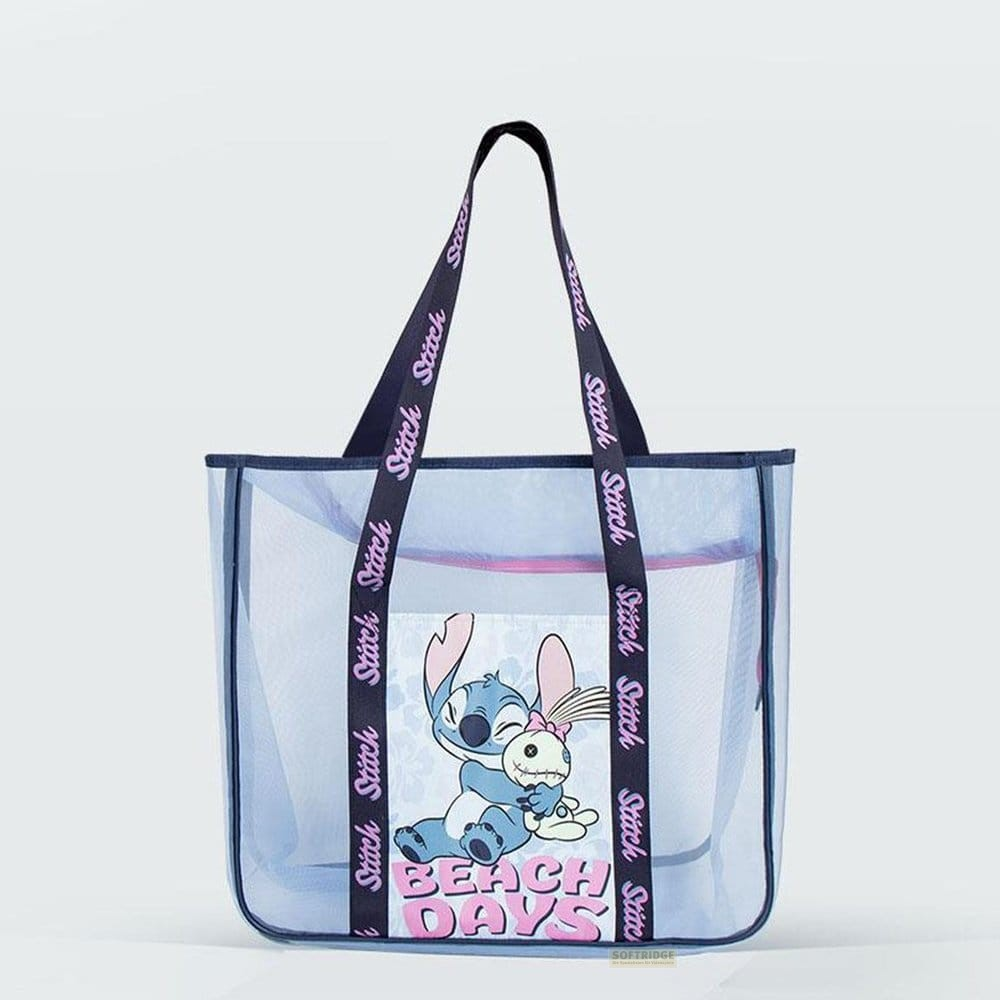 Bolsa de playa de malla azul claro con gráficos de Stitch, texto impreso y asas oscuras sobre fondo neutro.