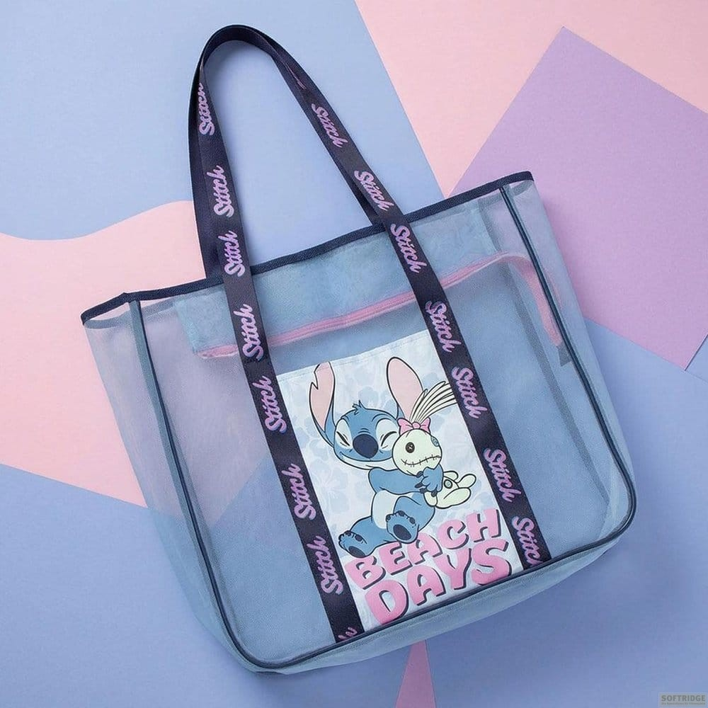 Bolsa de playa azul transparente con un diseño de Stitch y el texto "Beach Days", sobre un fondo de colores pastel.
