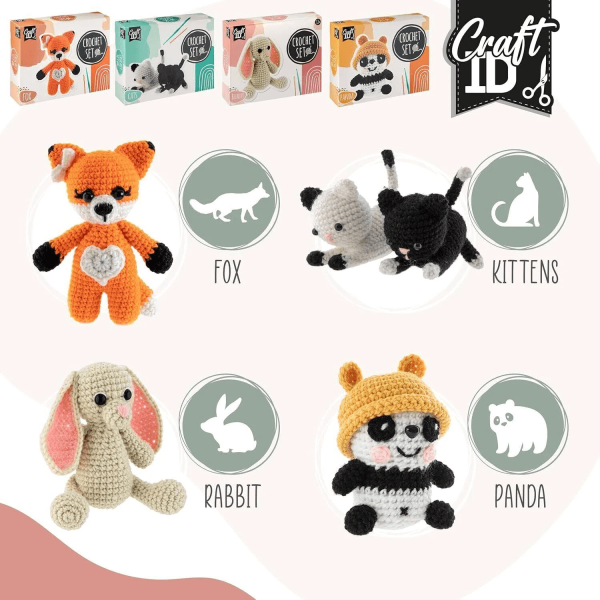 Cuatro juegos de ganchillo Craft ID con un zorro, gatitos, un conejo y un panda, con cajas y juguetes terminados.