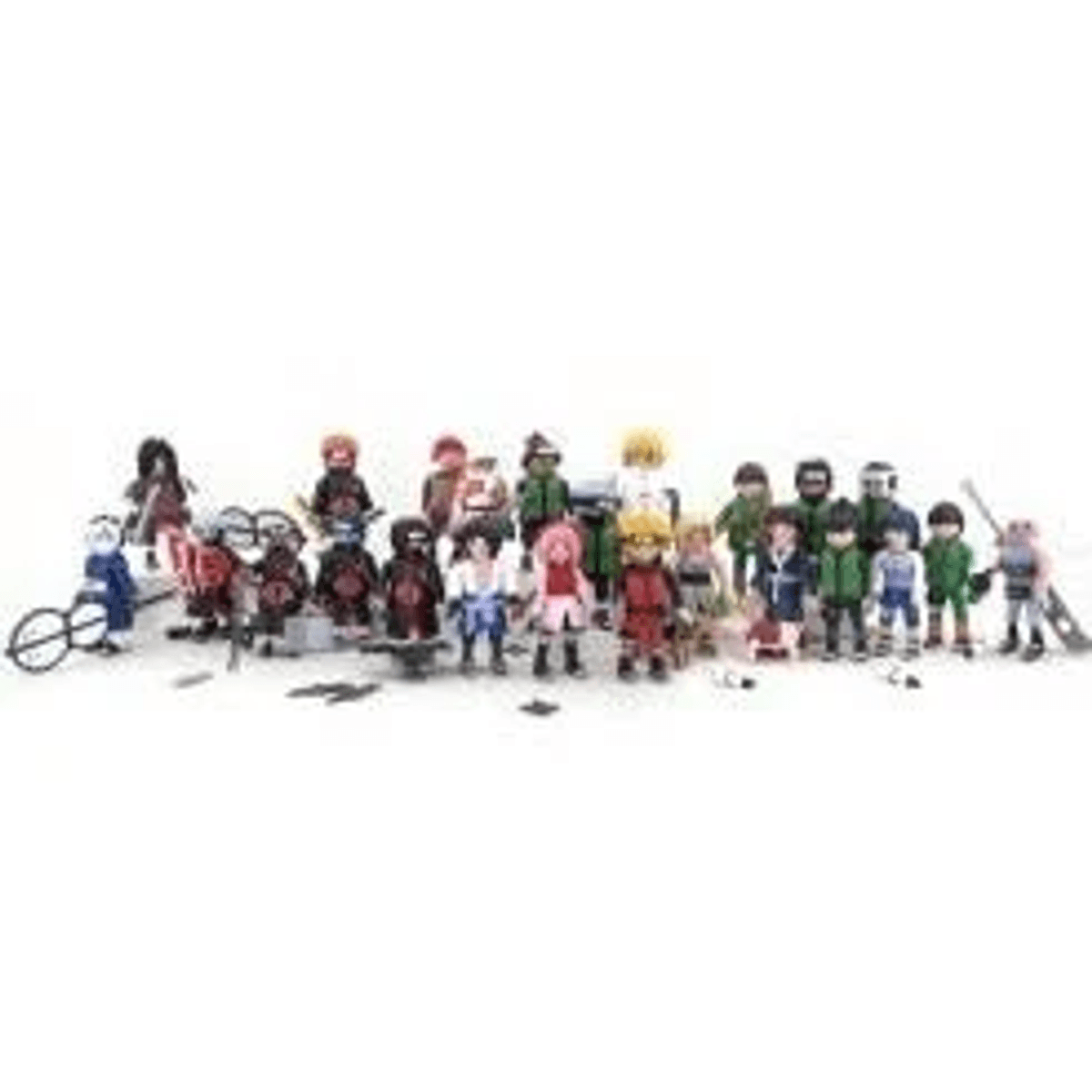Un grupo de pequeñas figuras de acción ninja de pie juntas sobre un fondo blanco.