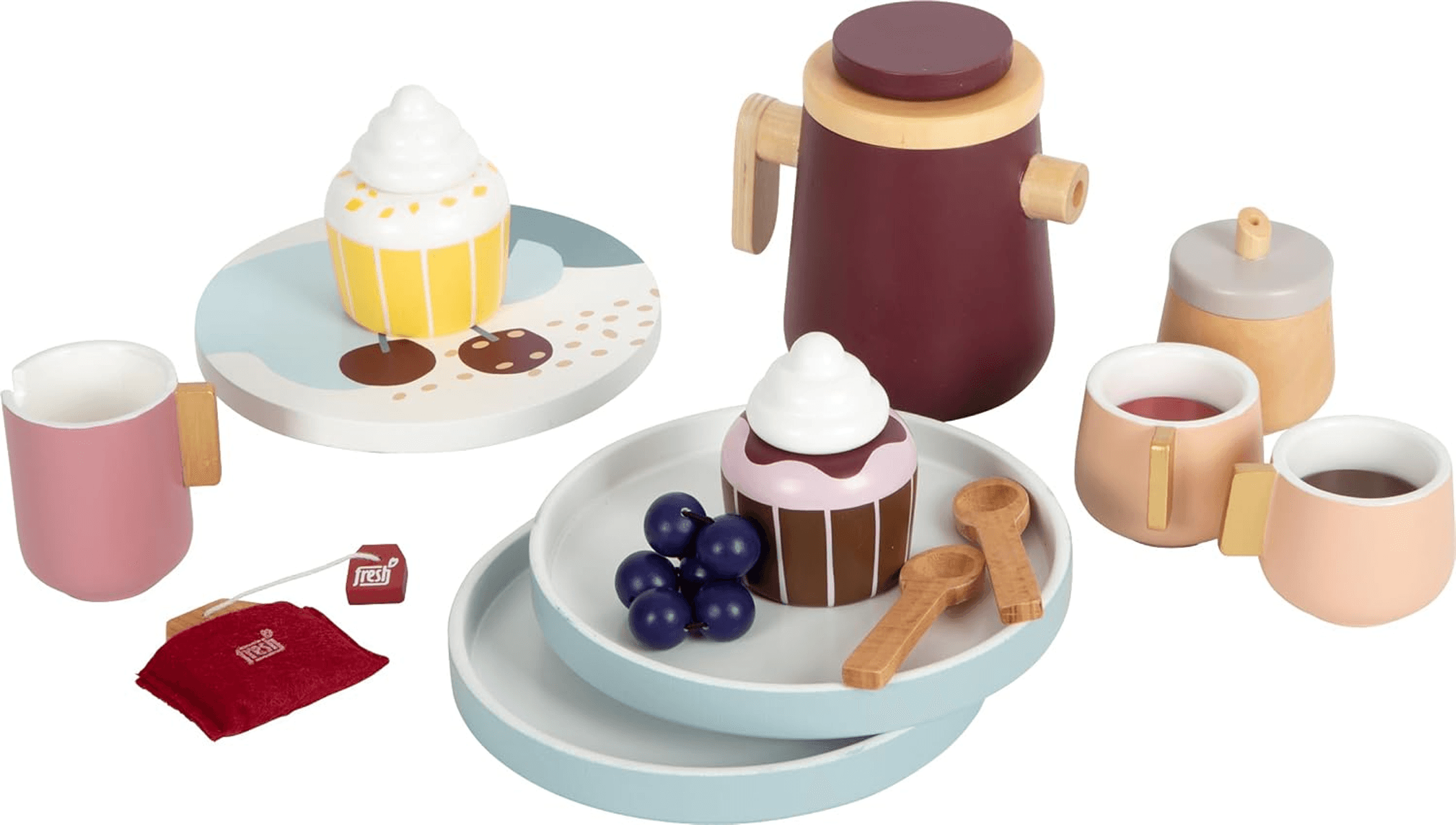 Juego de té de juguete de madera con tazas, platos, tetera, pastelitos, arándanos, cucharas y bolsita de té.