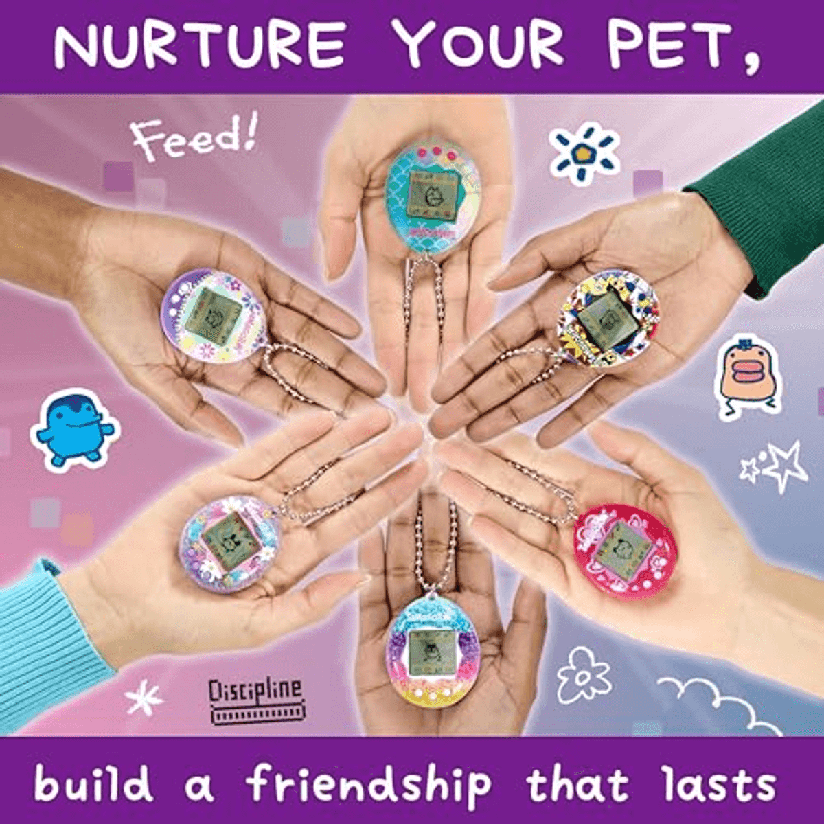 Seis manos sostienen coloridas mascotas Tamagotchi sobre un fondo morado con texto e iconos.