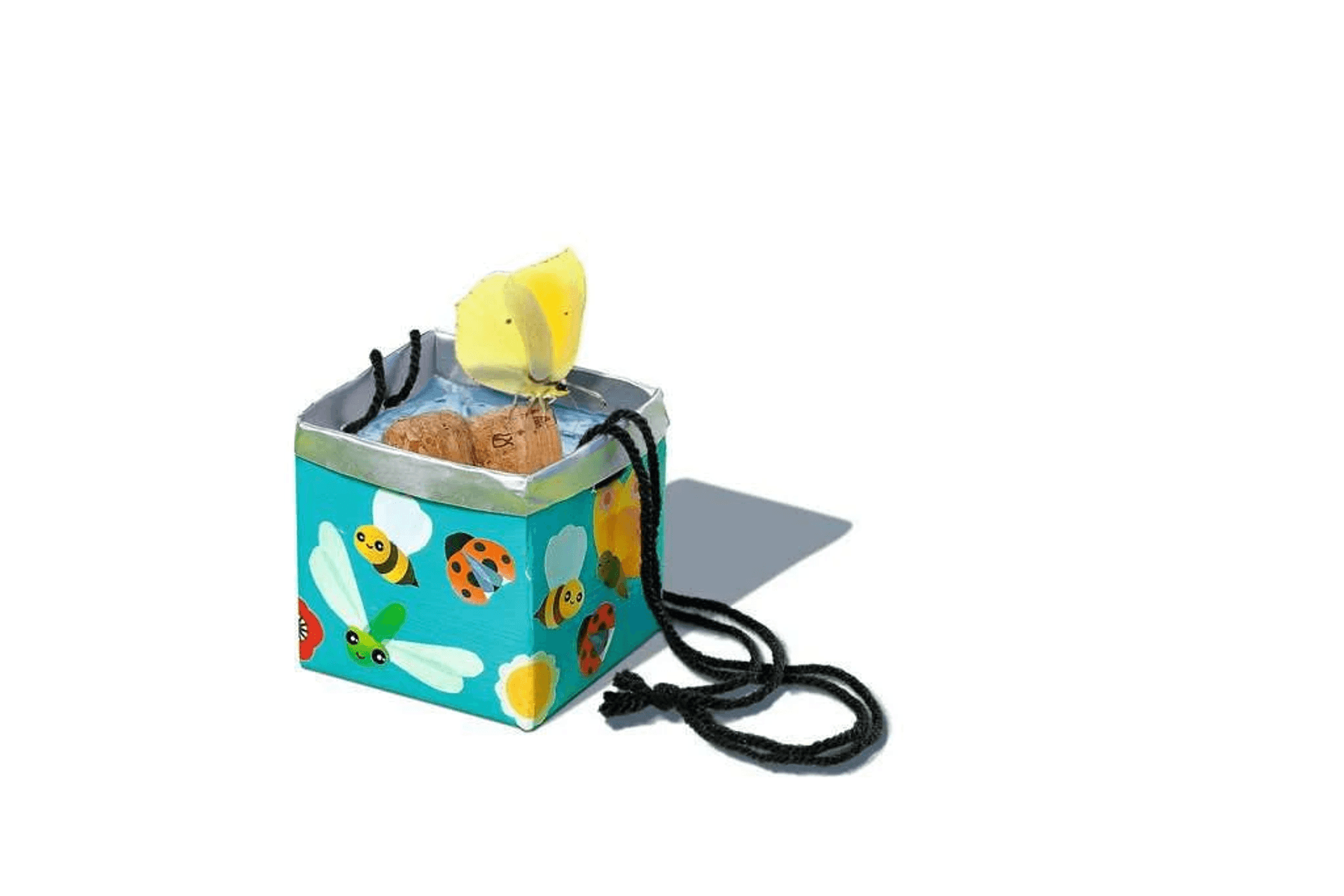 Eine türkisfarbene Insektenbox mit Insektenbemalung und einem gelben Schmetterling oben, mit schwarzen Kordeln.